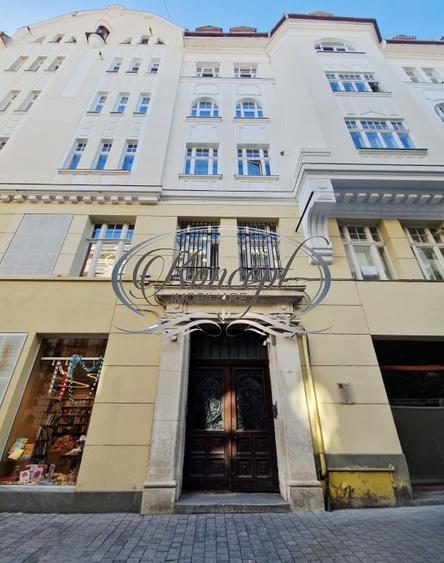 Apartament cu 3 camere semidecomandat, mobilat în Central