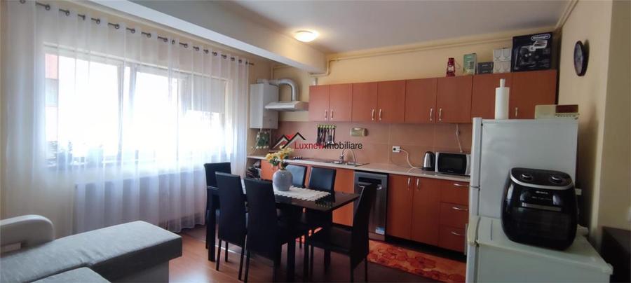Apartament cu 3 camere semidecomandat, mobilat în Florești
