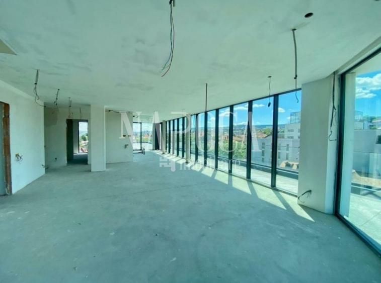 Penthouse cu 3 camere decomandat în Central