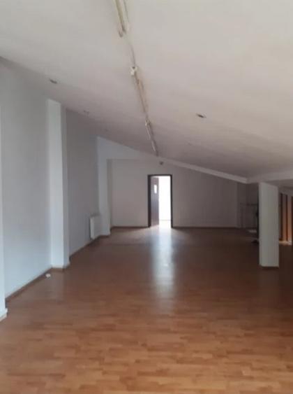 Casă individuală cu 9 camere cu Canalizare în Moșilor