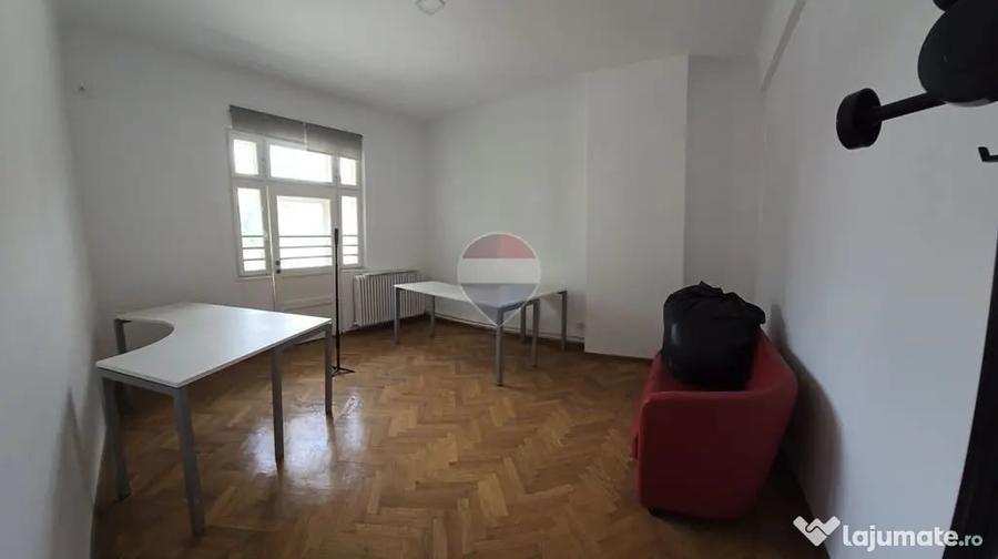 Casă cu 8 camere cu Teren 350 Mp în Dacia
