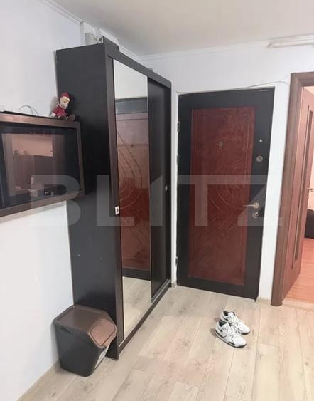 Apartament cu 3 camere decomandat, mobilat în Nicolina