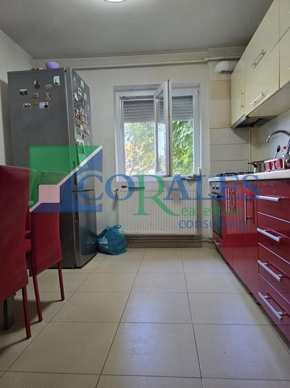 Apartament cu 3 camere semidecomandat, mobilat în Circumvalațiunii