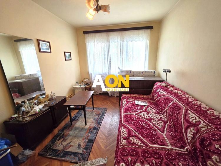 Apartament cu 3 camere semidecomandat în Cetate
