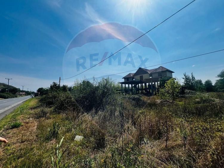 Casă individuală cu 6 camere cu Teren 3240 Mp în Radna