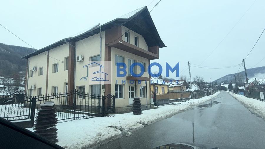Casă individuală cu 7 camere cu Canalizare în Păușești-Măglași