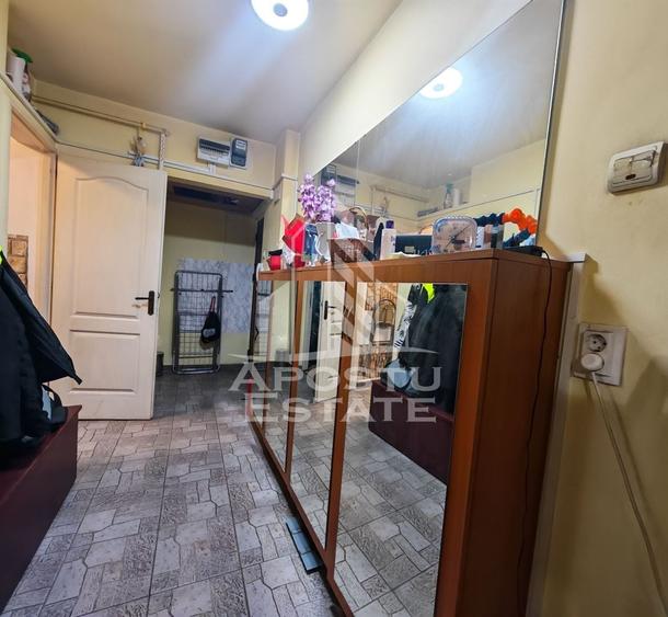 Apartament cu 3 camere nedecomandat, mobilat în Dacia