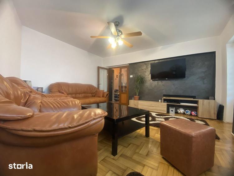 Apartament cu 3 camere decomandat în Micro 11