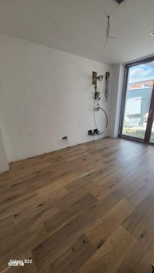 Casă cu 7 camere cu Teren 500 Mp în Central