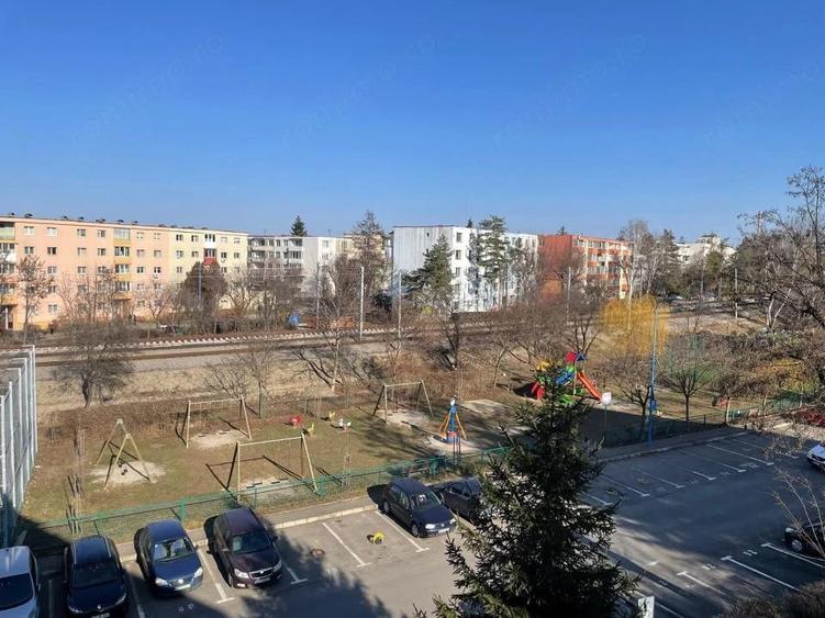 Apartament cu 2 camere semidecomandat în Tractorul