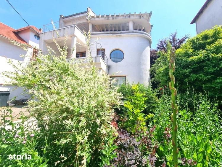 Casă cu 7 camere semidecomandat cu Teren 500 Mp în Nord