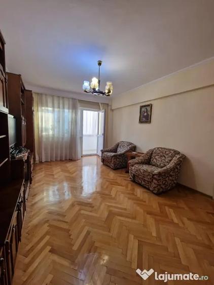 Apartament cu 3 camere decomandat în Vest