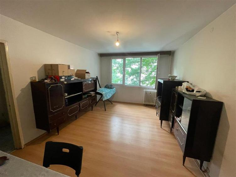 Apartament cu 3 camere semidecomandat în Berceni