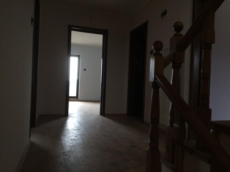 Casă cu 7 camere cu Teren 1300 Mp în Pucioasa-Sat