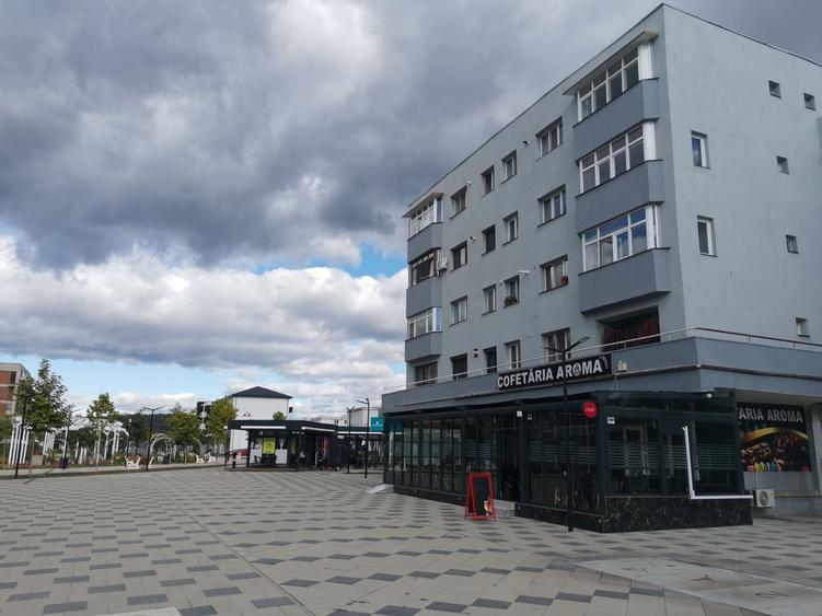 Apartament cu 4 camere decomandat în Central