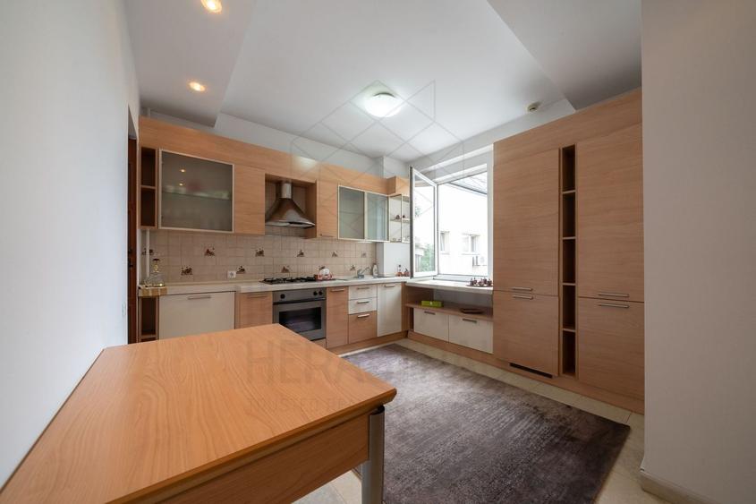 Apartament cu 3 camere decomandat, mobilat în Primăverii