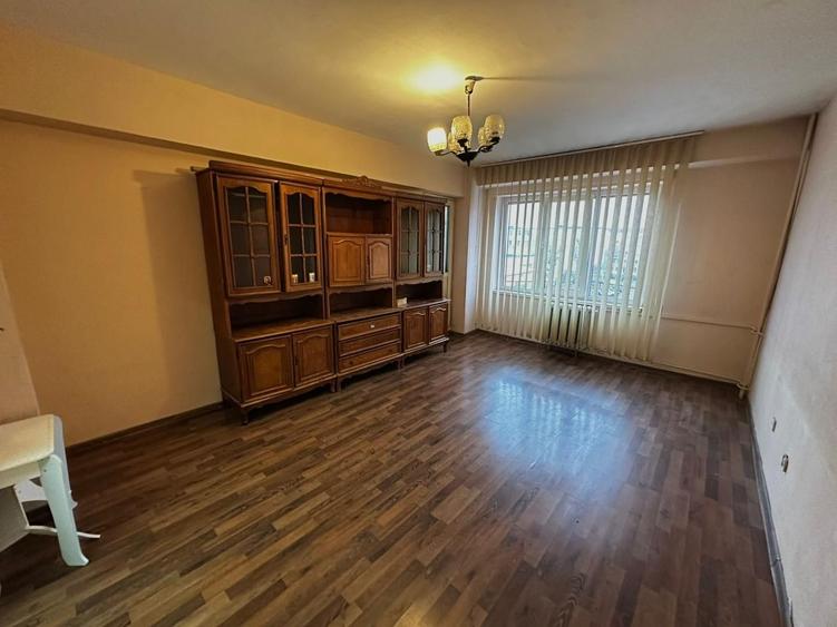 Apartament cu 3 camere decomandat în Valenta