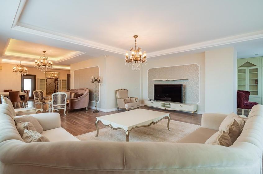 Penthouse cu 5 camere decomandat, mobilat în Central