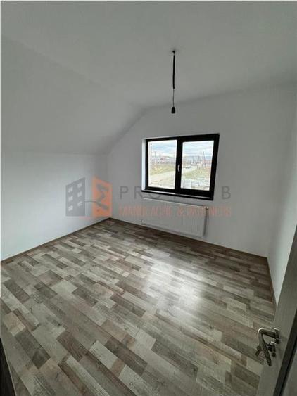 Casă individuală cu 5 camere cu Canalizare în Stâlpu