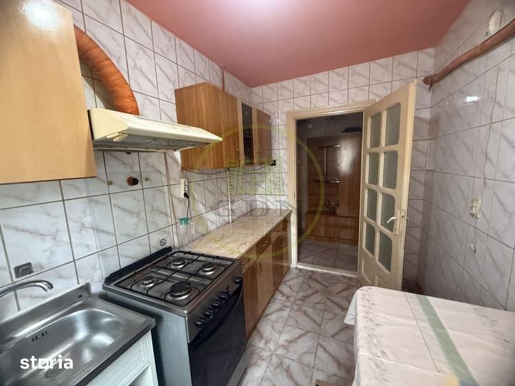 Apartament cu 3 camere semidecomandat în Craiovița Nouă
