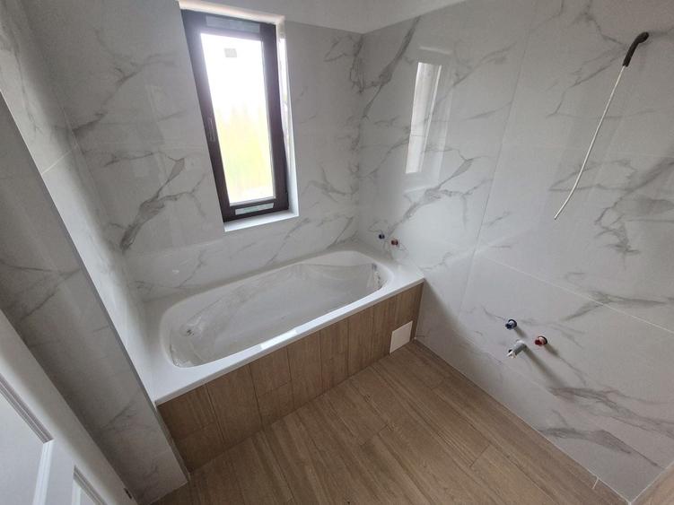 Casă individuală cu 5 camere cu Canalizare în Cetate