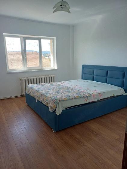 Apartament cu 3 camere decomandat în Est