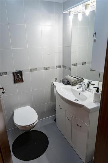 Apartament cu 3 camere decomandat, mobilat în Clăbucet