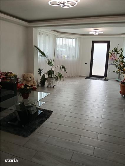 Casă cu 7 camere cu Teren 1100 Mp în Central