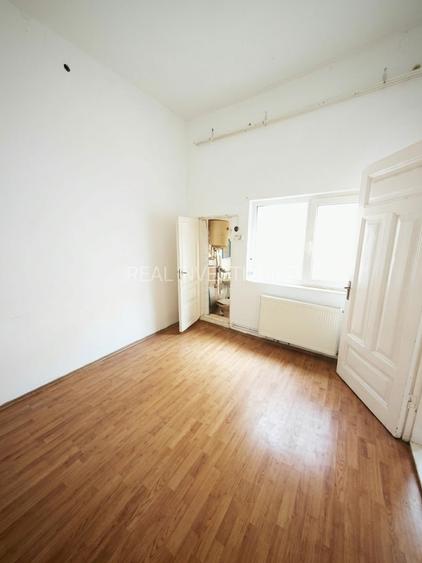 Casă cu 6 camere cu Canalizare în Ultracentral