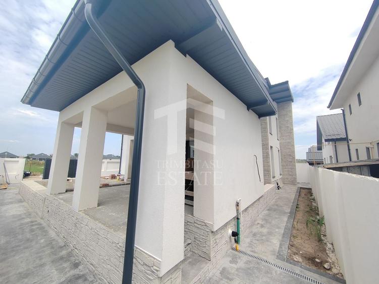 Casă individuală cu 5 camere cu Piscina în Est