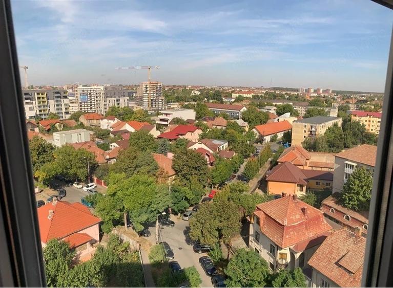 Apartament cu 3 camere semidecomandat în Punctele Cardinale