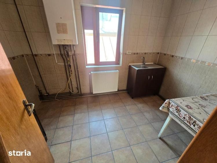 Casă cu 9 camere cu Teren 1295 Mp în Craiovei