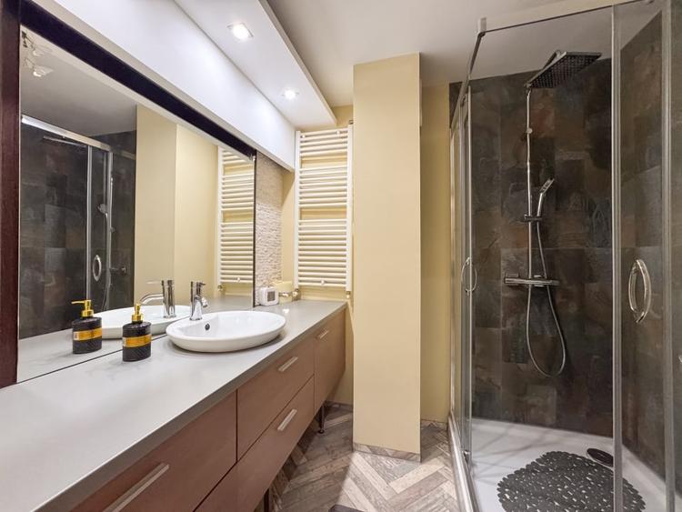 Apartament cu 3 camere decomandat, mobilat în Nerva Traian