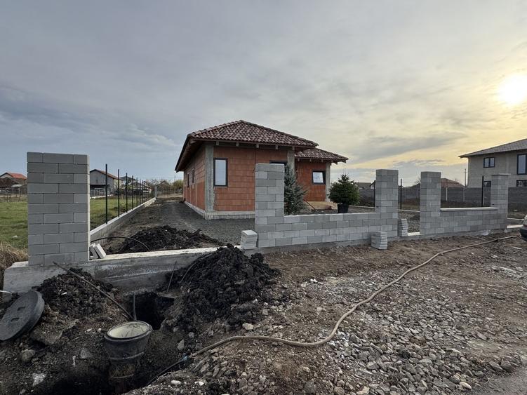 Casă individuală cu 4 camere cu Canalizare în Becicherecu Mic
