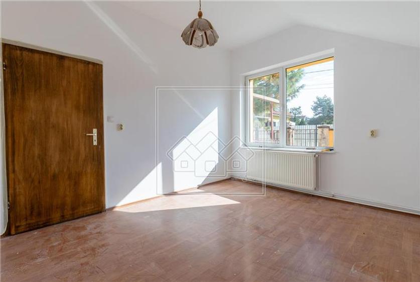Casă individuală cu 8 camere cu Teren 962 Mp în Sub Arini