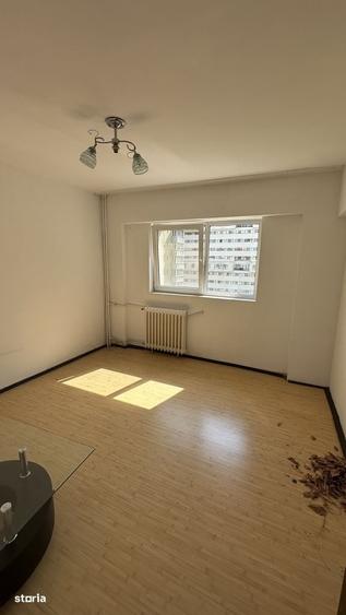Apartament cu 4 camere semidecomandat în Exterior Vest