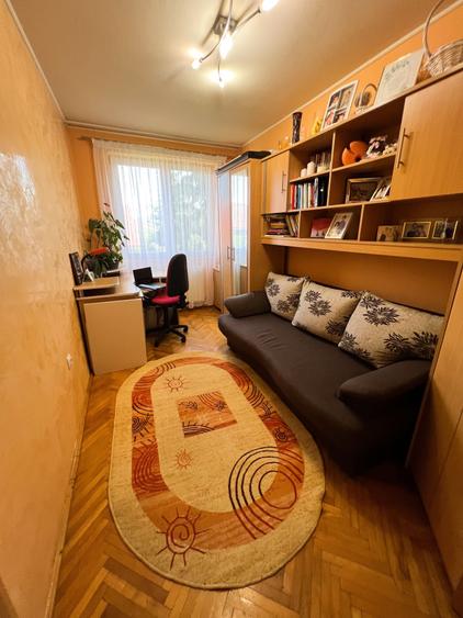 Apartament cu 3 camere semidecomandat în Săsar