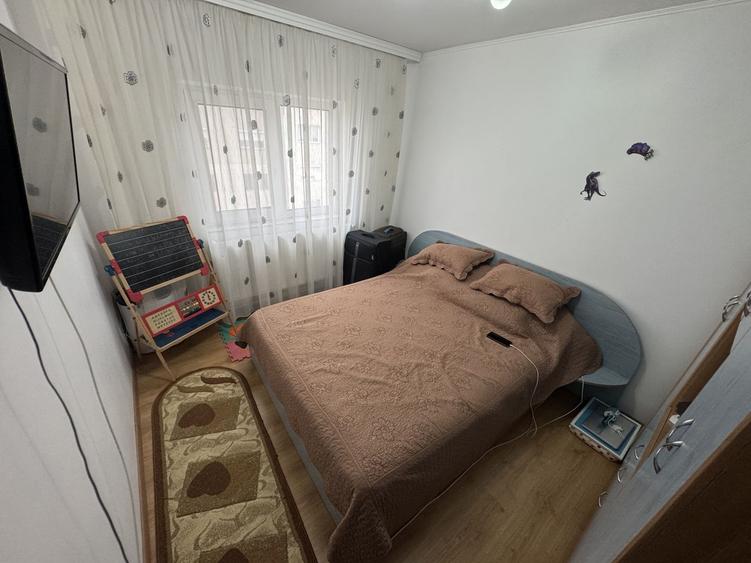 Apartament cu 3 camere decomandat, mobilat în CET