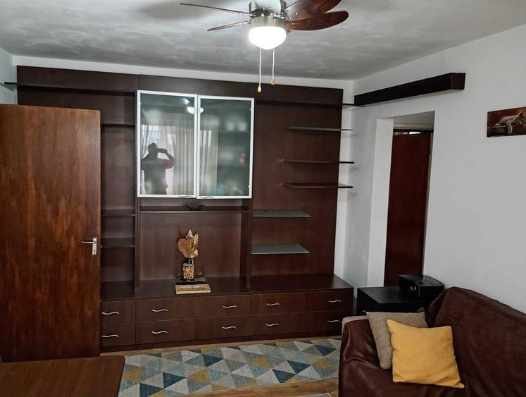 Apartament cu 3 camere semidecomandat în Brâncoveanu