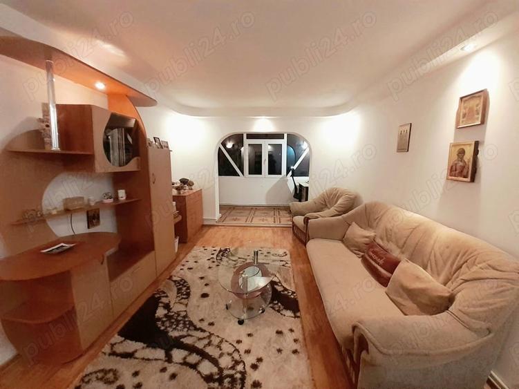 Apartament cu 3 camere decomandat în Berca
