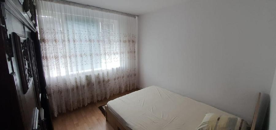 Apartament cu 3 camere semidecomandat în Titan