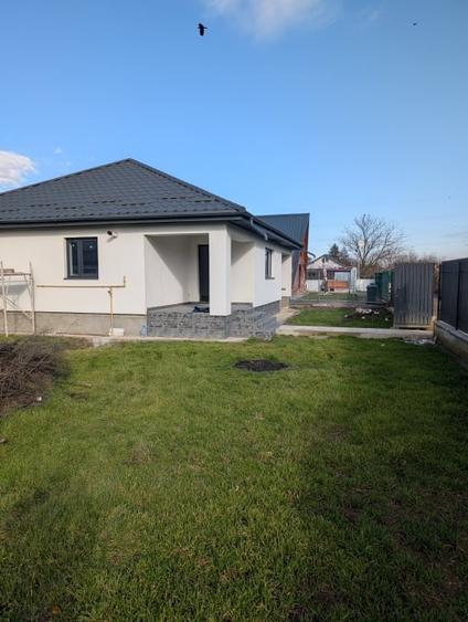 Casă individuală cu 3 camere cu Canalizare în Calea Moldovei