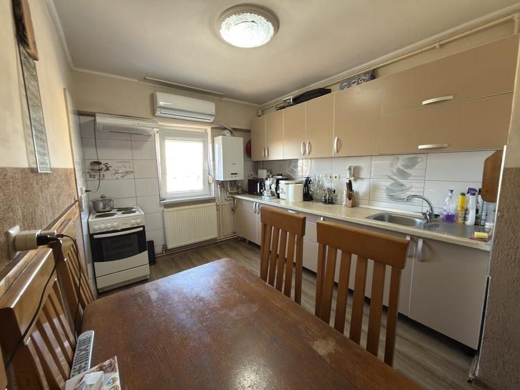 Apartament cu 3 camere decomandat în Micro 17