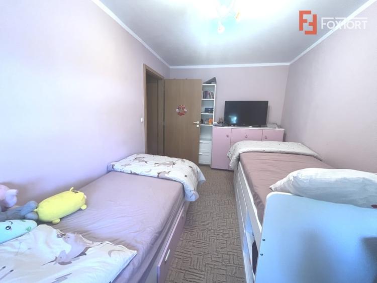 Apartament cu 3 camere semidecomandat, mobilat în Dâmbovița