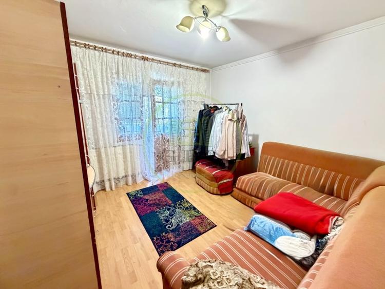 Apartament cu 4 camere decomandat, mobilat în Craiovița Nouă