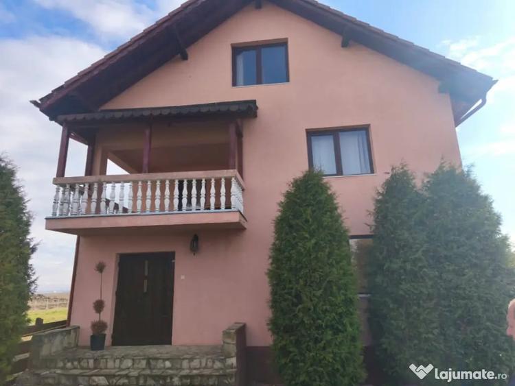 Casă cu 5 camere cu Teren 1600 Mp în Central