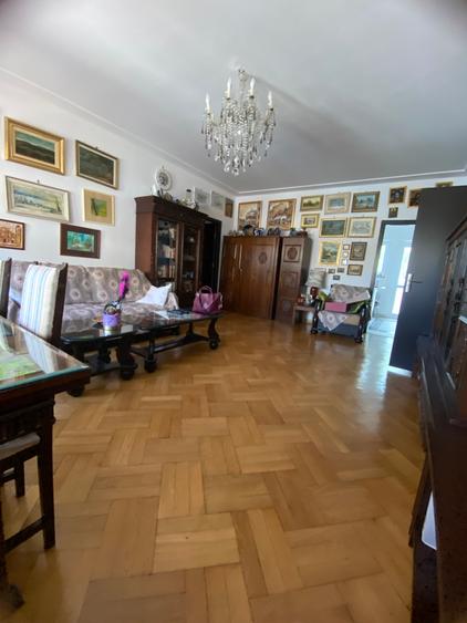 Apartament cu 4 camere semidecomandat în Universitate