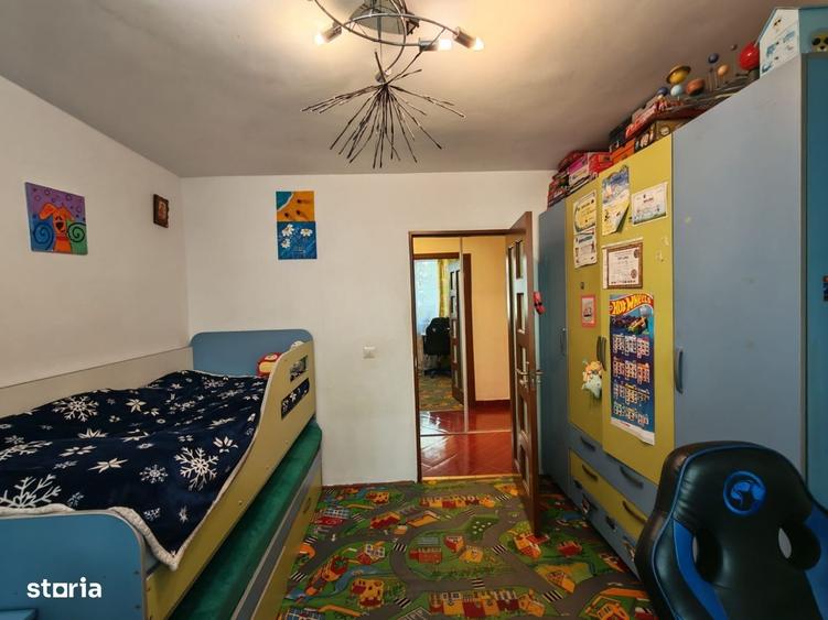 Apartament cu 3 camere decomandat, mobilat în Cornișa