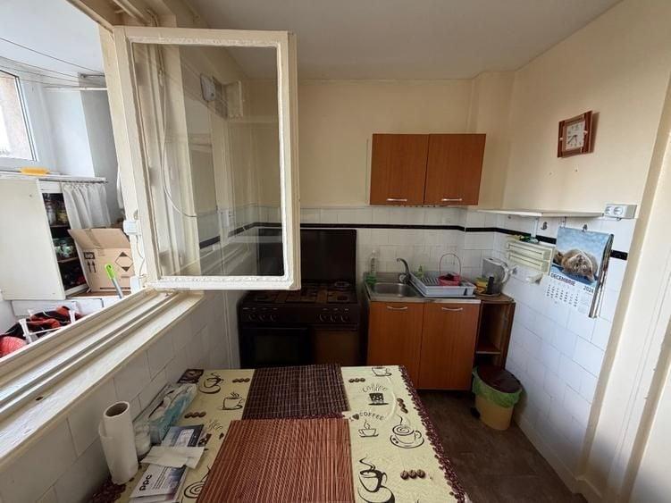 Apartament cu 3 camere semidecomandat în Titan