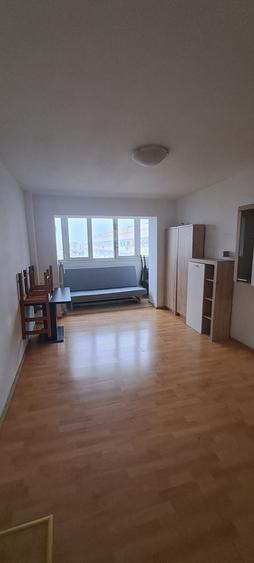 Apartament cu 3 camere semidecomandat în Obor